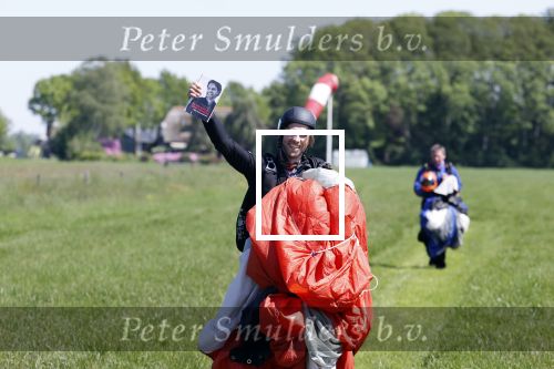 Teuge 1  juni 2021
Thomas v d Vlugt presenteert zijn boek door uit een vleigtuig te springen met een parachute.