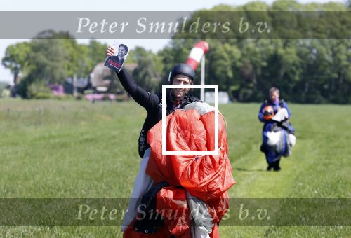 Teuge 1  juni 2021
Thomas v d Vlugt presenteert zijn boek door uit een vleigtuig te springen met een parachute.