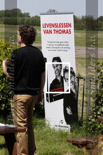 Teuge 1  juni 2021
Thomas v d Vlugt presenteert zijn boek door uit een vleigtuig te springen met een parachute.