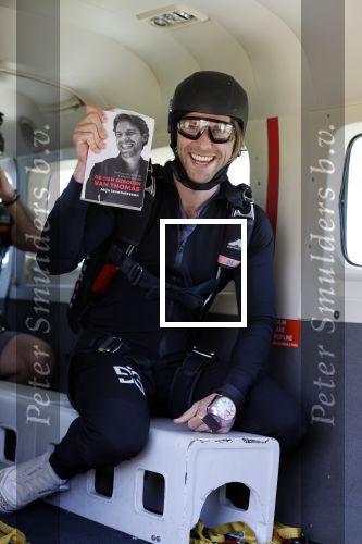 Teuge 1  juni 2021
Thomas v d Vlugt presenteert zijn boek door uit een vleigtuig te springen met een parachute.