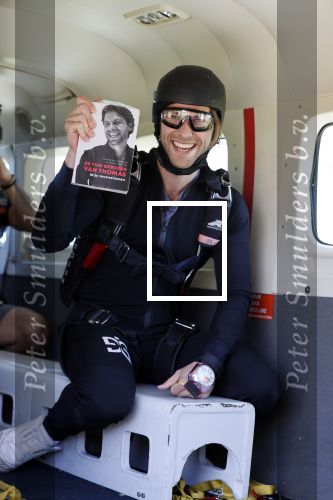Teuge 1  juni 2021
Thomas v d Vlugt presenteert zijn boek door uit een vleigtuig te springen met een parachute.