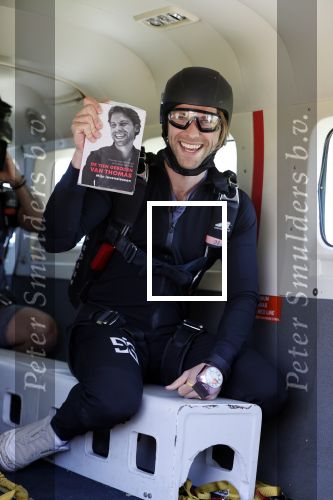Teuge 1  juni 2021
Thomas v d Vlugt presenteert zijn boek door uit een vleigtuig te springen met een parachute.