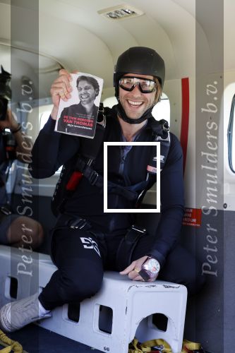 Teuge 1  juni 2021
Thomas v d Vlugt presenteert zijn boek door uit een vleigtuig te springen met een parachute.