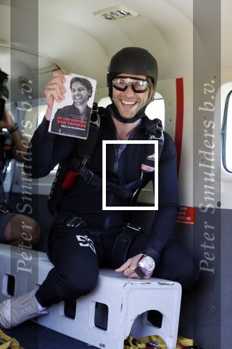 Teuge 1  juni 2021
Thomas v d Vlugt presenteert zijn boek door uit een vleigtuig te springen met een parachute.