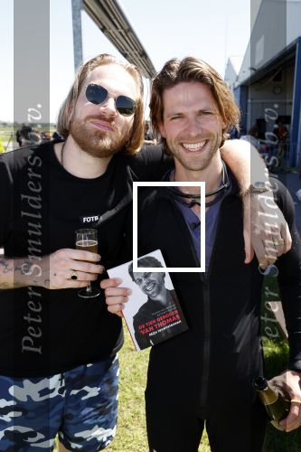 Teuge 1  juni 2021
Thomas v d Vlugt presenteert zijn boek door uit een vleigtuig te springen met een parachute. Stefan Jurriens