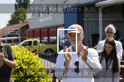 Teuge 1  juni 2021
Thomas v d Vlugt presenteert zijn boek door uit een vleigtuig te springen met een parachute. Vader Thomas v d Vlugt