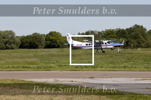 Teuge 1  juni 2021
Thomas v d Vlugt presenteert zijn boek door uit een vleigtuig te springen met een parachute.