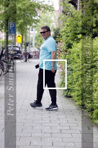 Amsterdam 29 mei 2021
Wolter Kroes en kennis Richard lopend door Amsterdam zuid.