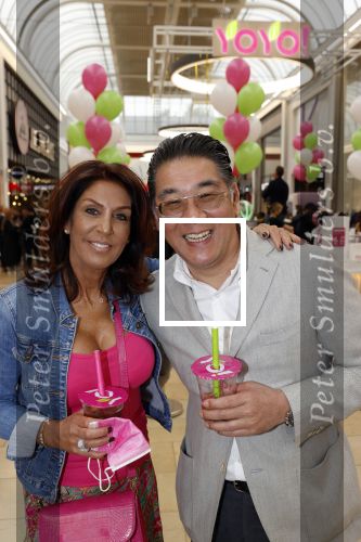 Amstelveen 27 mei 2021
Opening Yoyo tea bar van Rachel Hazes in winkelcentrum Amstelveen.
Andre Hazes zijn vriendinSarah v Soelen en haar ouders zijn ook aanwezig. Won Yip en rachel