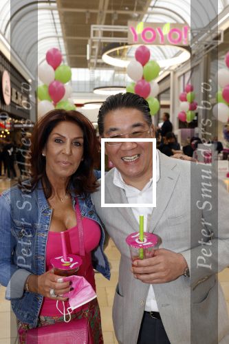 Amstelveen 27 mei 2021
Opening Yoyo tea bar van Rachel Hazes in winkelcentrum Amstelveen.
Andre Hazes zijn vriendinSarah v Soelen en haar ouders zijn ook aanwezig. Won Yip en rachel