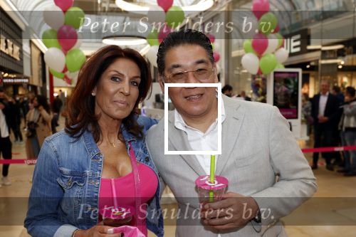 Amstelveen 27 mei 2021
Opening Yoyo tea bar van Rachel Hazes in winkelcentrum Amstelveen.
Andre Hazes zijn vriendinSarah v Soelen en haar ouders zijn ook aanwezig. Won Yip en rachel