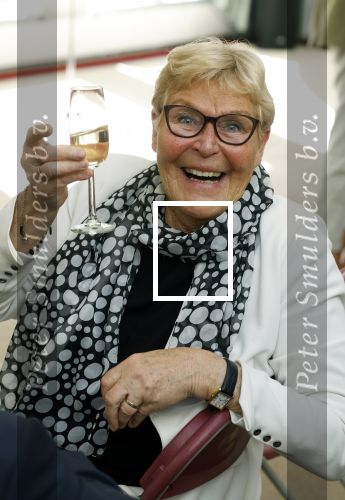 Den Haag 9 juni 202
Erica Terpstra krijgt een belangrijke onderscheiding uit handen van de Japanse Ambassadeur . Alles speelde zich af op de Japanse Ambassade in Den Haag. Ada Kok met haar man Mat