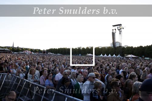Den Haag 11 juni 2022
Zangeres Anouk Teeuwe trouwt met haar verloofde Dominique Schemmekes op het podium tijdens haar concert op het Malieveld.