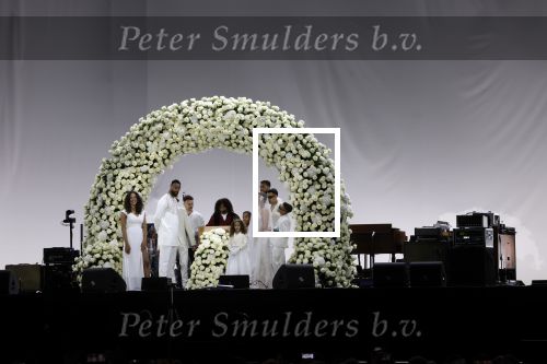 Den Haag 11 juni 2022
Zangeres Anouk Teeuwe trouwt met haar verloofde Dominique Schemmekes op het podium tijdens haar concert op het Malieveld.