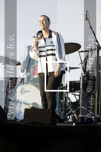 Den Haag 11 juni 2022
Zangeres Anouk Teeuwe trouwt met haar verloofde Dominique Schemmekes op het podium tijdens haar concert op het Malieveld.