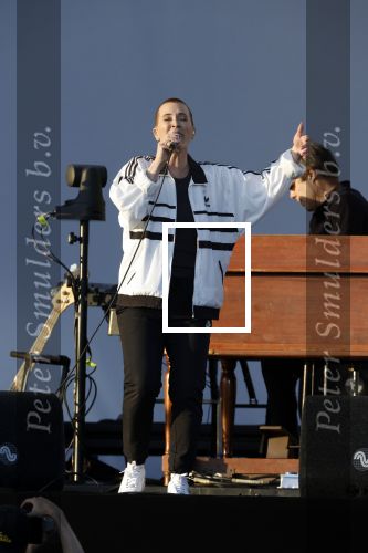 Den Haag 11 juni 2022
Zangeres Anouk Teeuwe trouwt met haar verloofde Dominique Schemmekes op het podium tijdens haar concert op het Malieveld.