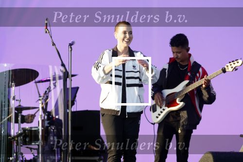 Den Haag 11 juni 2022
Zangeres Anouk Teeuwe trouwt met haar verloofde Dominique Schemmekes op het podium tijdens haar concert op het Malieveld.