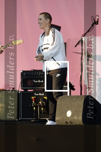 Den Haag 11 juni 2022
Zangeres Anouk Teeuwe trouwt met haar verloofde Dominique Schemmekes op het podium tijdens haar concert op het Malieveld.