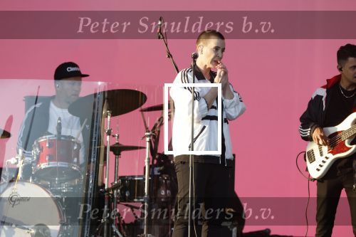 Den Haag 11 juni 2022
Zangeres Anouk Teeuwe trouwt met haar verloofde Dominique Schemmekes op het podium tijdens haar concert op het Malieveld.