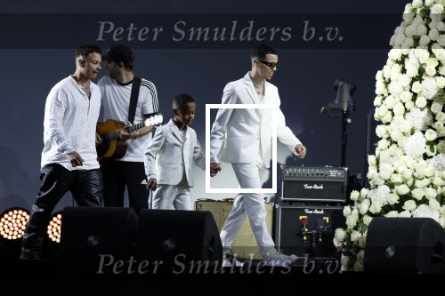 Den Haag 11 juni 2022
Zangeres Anouk Teeuwe trouwt met haar verloofde Dominique Schemmekes op het podium tijdens haar concert op het Malieveld.
