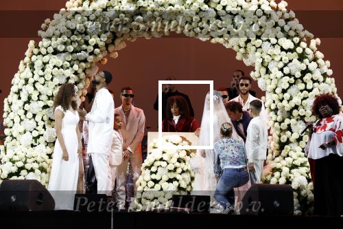 Den Haag 11 juni 2022
Zangeres Anouk Teeuwe trouwt met haar verloofde Dominique Schemmekes op het podium tijdens haar concert op het Malieveld.