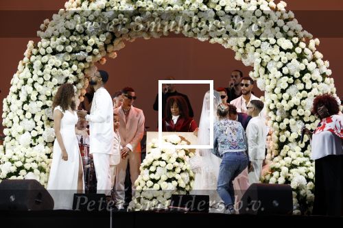 Den Haag 11 juni 2022
Zangeres Anouk Teeuwe trouwt met haar verloofde Dominique Schemmekes op het podium tijdens haar concert op het Malieveld.