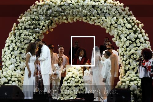 Den Haag 11 juni 2022
Zangeres Anouk Teeuwe trouwt met haar verloofde Dominique Schemmekes op het podium tijdens haar concert op het Malieveld.