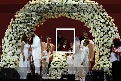 Den Haag 11 juni 2022
Zangeres Anouk Teeuwe trouwt met haar verloofde Dominique Schemmekes op het podium tijdens haar concert op het Malieveld.