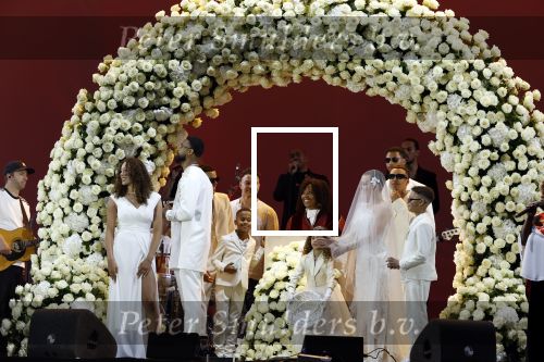 Den Haag 11 juni 2022
Zangeres Anouk Teeuwe trouwt met haar verloofde Dominique Schemmekes op het podium tijdens haar concert op het Malieveld.