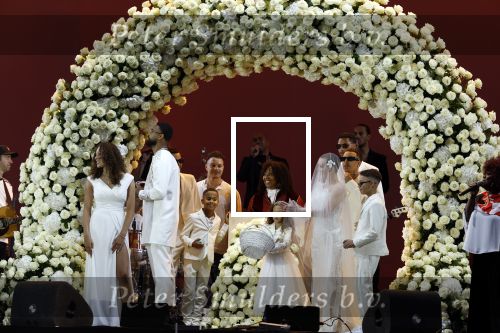 Den Haag 11 juni 2022
Zangeres Anouk Teeuwe trouwt met haar verloofde Dominique Schemmekes op het podium tijdens haar concert op het Malieveld.