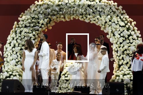 Den Haag 11 juni 2022
Zangeres Anouk Teeuwe trouwt met haar verloofde Dominique Schemmekes op het podium tijdens haar concert op het Malieveld.