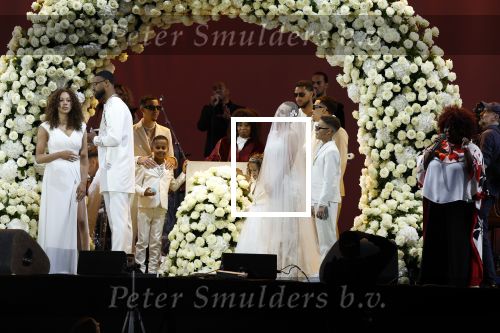 Den Haag 11 juni 2022
Zangeres Anouk Teeuwe trouwt met haar verloofde Dominique Schemmekes op het podium tijdens haar concert op het Malieveld.
