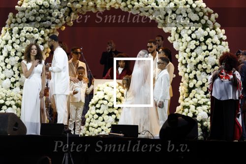 Den Haag 11 juni 2022
Zangeres Anouk Teeuwe trouwt met haar verloofde Dominique Schemmekes op het podium tijdens haar concert op het Malieveld.
