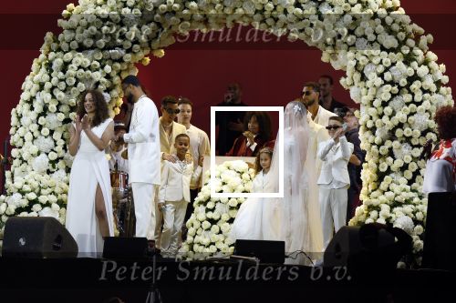 Den Haag 11 juni 2022
Zangeres Anouk Teeuwe trouwt met haar verloofde Dominique Schemmekes op het podium tijdens haar concert op het Malieveld.