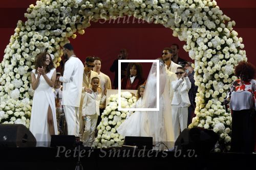 Den Haag 11 juni 2022
Zangeres Anouk Teeuwe trouwt met haar verloofde Dominique Schemmekes op het podium tijdens haar concert op het Malieveld.