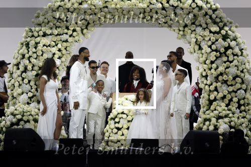 Den Haag 11 juni 2022
Zangeres Anouk Teeuwe trouwt met haar verloofde Dominique Schemmekes op het podium tijdens haar concert op het Malieveld.