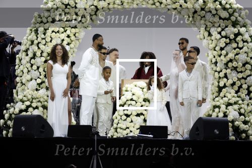 Den Haag 11 juni 2022
Zangeres Anouk Teeuwe trouwt met haar verloofde Dominique Schemmekes op het podium tijdens haar concert op het Malieveld.