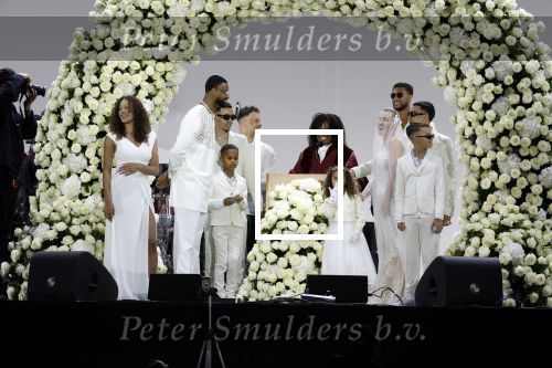 Den Haag 11 juni 2022
Zangeres Anouk Teeuwe trouwt met haar verloofde Dominique Schemmekes op het podium tijdens haar concert op het Malieveld.