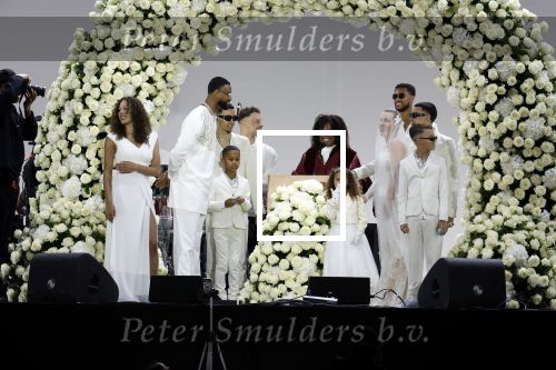 Den Haag 11 juni 2022
Zangeres Anouk Teeuwe trouwt met haar verloofde Dominique Schemmekes op het podium tijdens haar concert op het Malieveld.