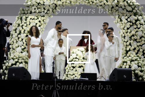 Den Haag 11 juni 2022
Zangeres Anouk Teeuwe trouwt met haar verloofde Dominique Schemmekes op het podium tijdens haar concert op het Malieveld.