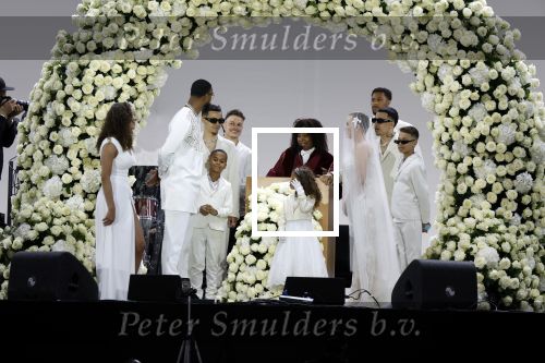 Den Haag 11 juni 2022
Zangeres Anouk Teeuwe trouwt met haar verloofde Dominique Schemmekes op het podium tijdens haar concert op het Malieveld.