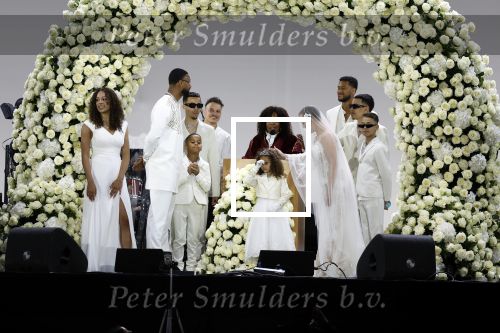 Den Haag 11 juni 2022
Zangeres Anouk Teeuwe trouwt met haar verloofde Dominique Schemmekes op het podium tijdens haar concert op het Malieveld.