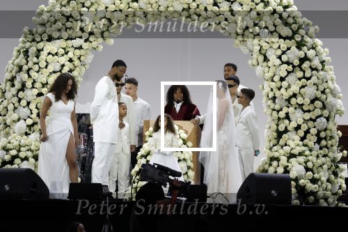 Den Haag 11 juni 2022
Zangeres Anouk Teeuwe trouwt met haar verloofde Dominique Schemmekes op het podium tijdens haar concert op het Malieveld.