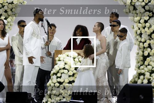 Den Haag 11 juni 2022
Zangeres Anouk Teeuwe trouwt met haar verloofde Dominique Schemmekes op het podium tijdens haar concert op het Malieveld.