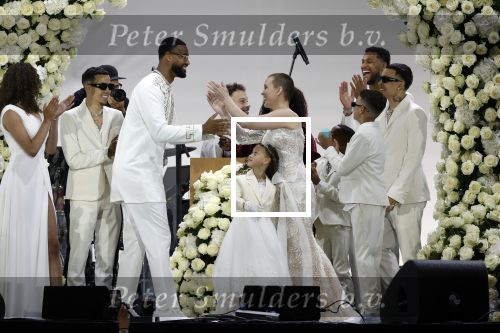 Den Haag 11 juni 2022
Zangeres Anouk Teeuwe trouwt met haar verloofde Dominique Schemmekes op het podium tijdens haar concert op het Malieveld.