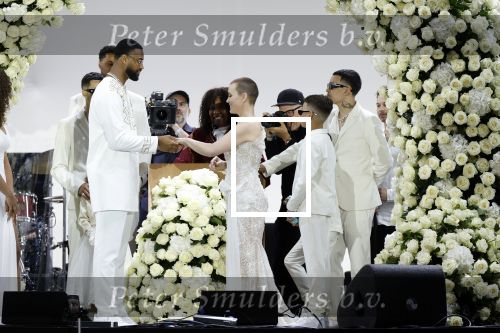 Den Haag 11 juni 2022
Zangeres Anouk Teeuwe trouwt met haar verloofde Dominique Schemmekes op het podium tijdens haar concert op het Malieveld.
