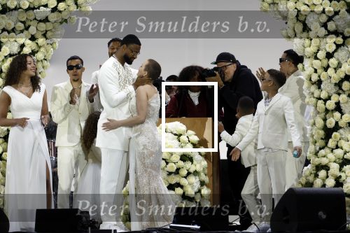 Den Haag 11 juni 2022
Zangeres Anouk Teeuwe trouwt met haar verloofde Dominique Schemmekes op het podium tijdens haar concert op het Malieveld.