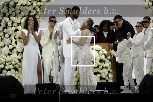 Den Haag 11 juni 2022
Zangeres Anouk Teeuwe trouwt met haar verloofde Dominique Schemmekes op het podium tijdens haar concert op het Malieveld.