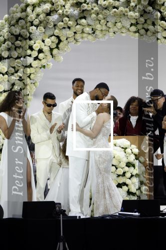 Den Haag 11 juni 2022
Zangeres Anouk Teeuwe trouwt met haar verloofde Dominique Schemmekes op het podium tijdens haar concert op het Malieveld.
