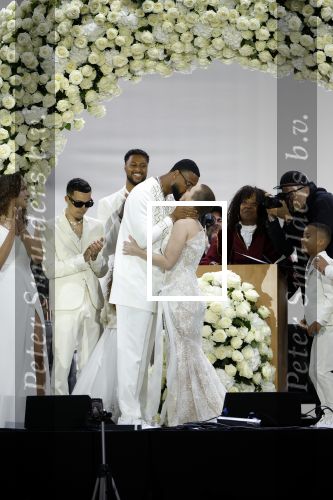 Den Haag 11 juni 2022
Zangeres Anouk Teeuwe trouwt met haar verloofde Dominique Schemmekes op het podium tijdens haar concert op het Malieveld.